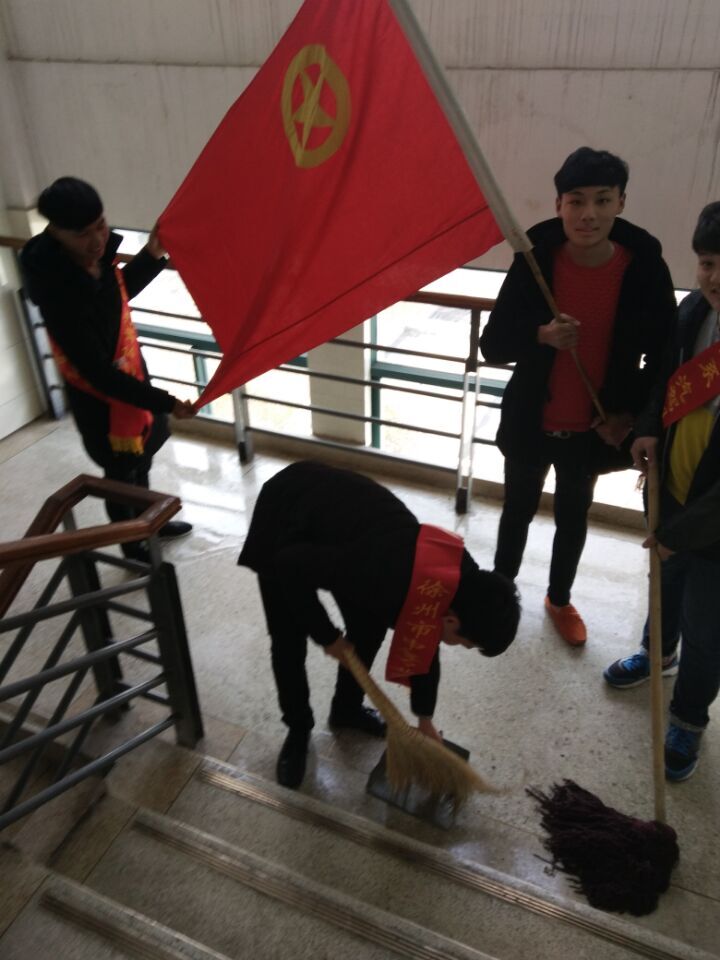 “立足校園學(xué)雷鋒，我們在行動”