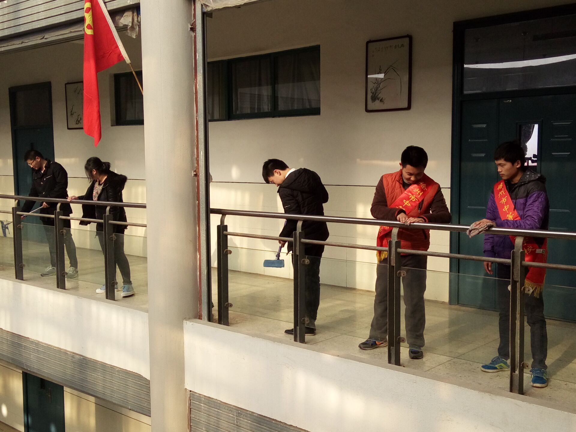 “立足校園學(xué)雷鋒，我們在行動”