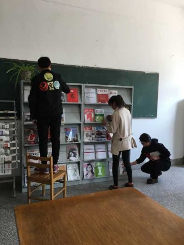 雷鋒精神像香樟樹(shù)在圖書(shū)館里散發(fā)著芬芳