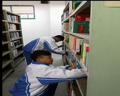 圖書館內的志愿者風采