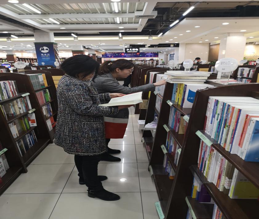 圖書館開展“你選書，我買單”圖書現(xiàn)采活動