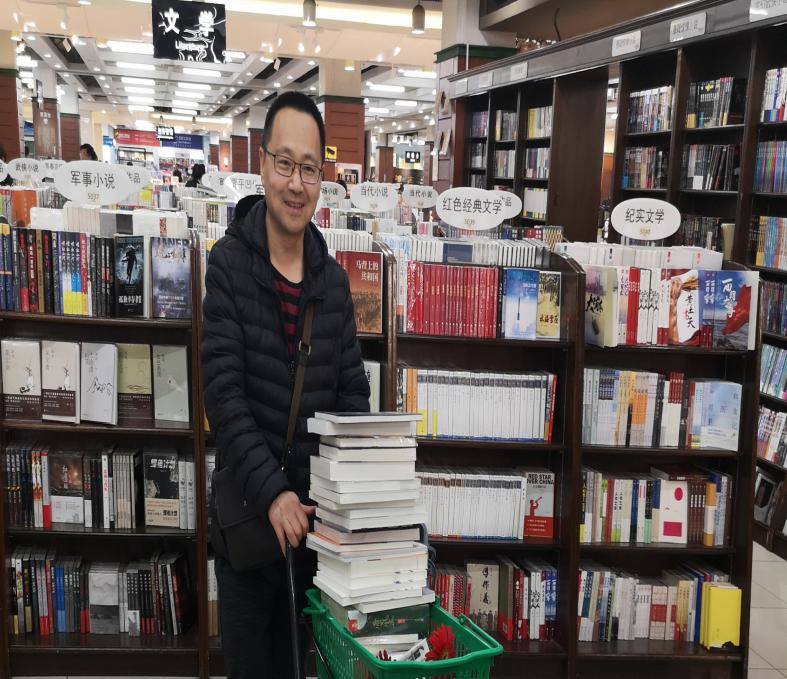 圖書館開展“你選書，我買單”圖書現(xiàn)采活動