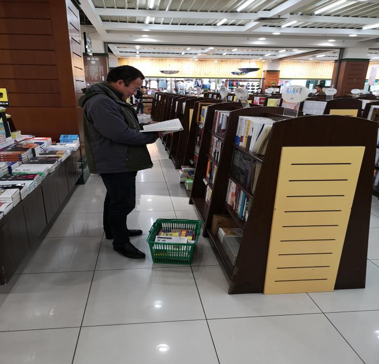 圖書館開展“你選書，我買單”圖書現(xiàn)采活動