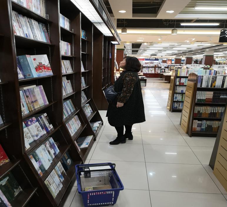 圖書館開展“你選書，我買單”圖書現(xiàn)采活動