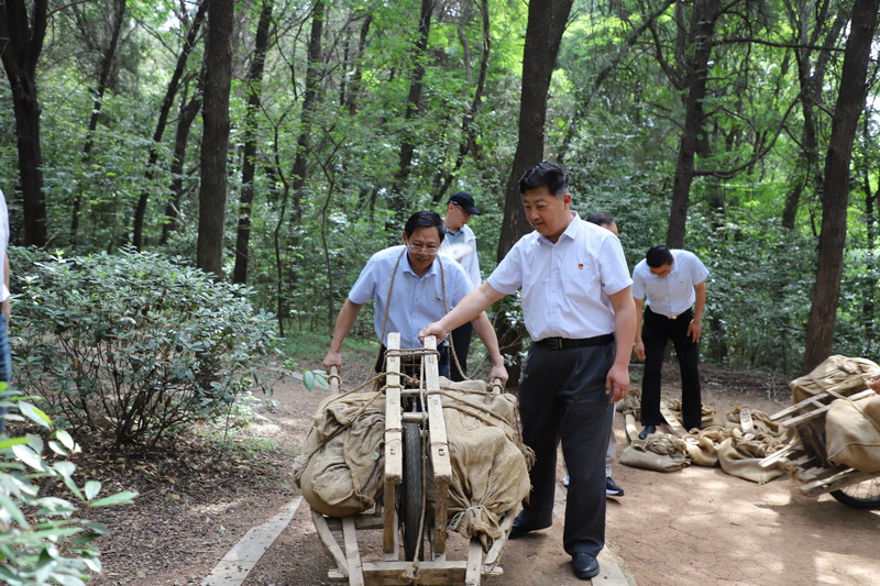 紅色研學(xué)——江蘇開(kāi)放大學(xué)黨委常委、副校長(zhǎng)張益彬來(lái)徐開(kāi)展紅色文化調(diào)研
