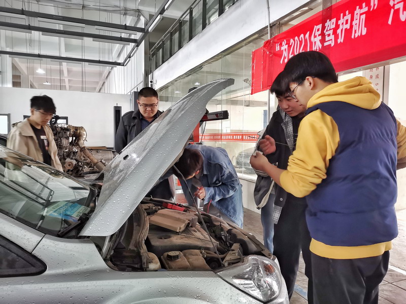 汽車(chē)學(xué)院志愿者積極開(kāi)展“免費(fèi)檢測(cè)，為2021保駕護(hù)航”志愿服務(wù)