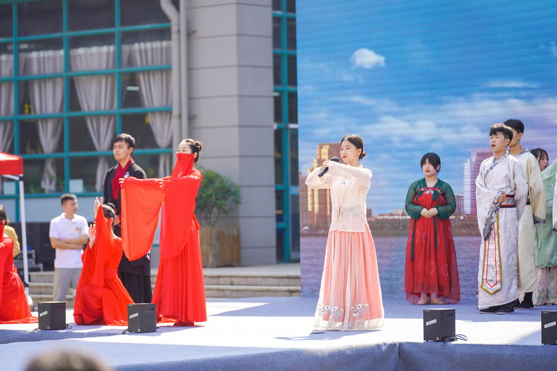 燕子樓中“明”月夜，秋來只為一人“嘗”——我校成功舉辦“我就愛這彭城范兒”文化品牌提升項目啟動儀式暨徐州開放大學文創(chuàng)月餅推介會