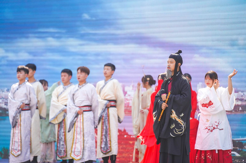 燕子樓中“明”月夜，秋來只為一人“嘗”——我校成功舉辦“我就愛這彭城范兒”文化品牌提升項目啟動儀式暨徐州開放大學文創(chuàng)月餅推介會