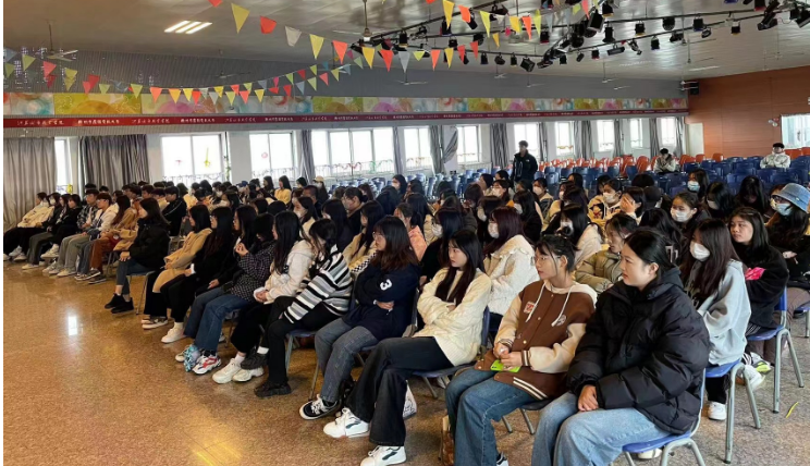 經(jīng)貿(mào)學(xué)院召開2023屆畢業(yè)生 實習安全教育暨企業(yè)宣講會
