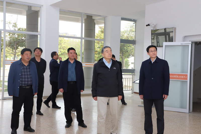 全國政協(xié)原副秘書長、民革中央副主席何丕潔來校調研