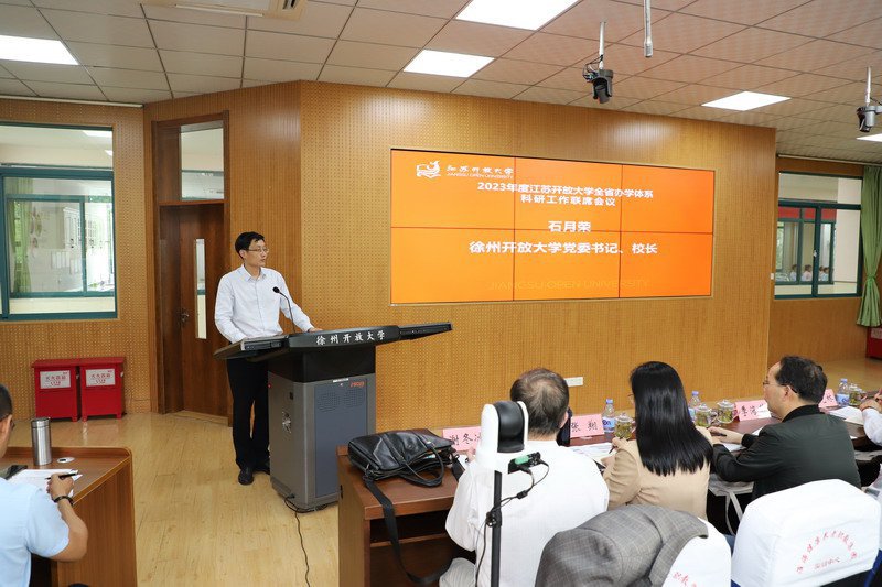 我校黨委書記、校長石月榮致辭