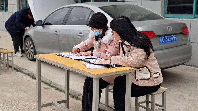 汽車工程學(xué)院黨員教師為教職工登記檢查車輛