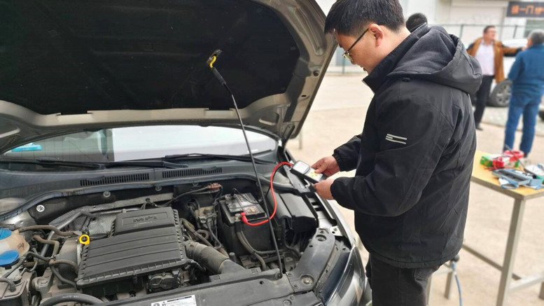 汽車工程學(xué)院黨員教師為教職工車輛做安全檢查