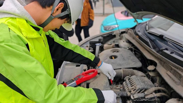 汽車工程學(xué)院團(tuán)支部學(xué)生為教職工車輛做安全檢測(cè)