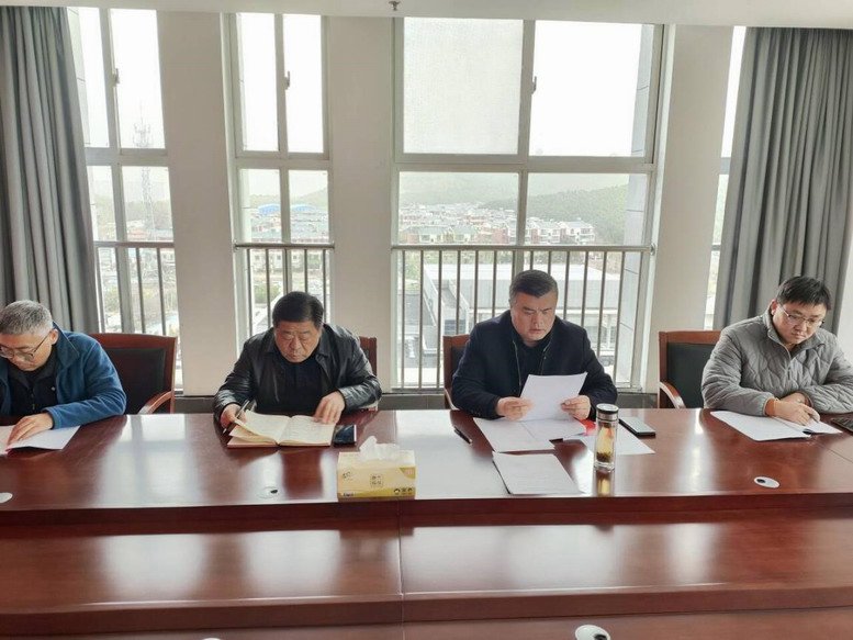 汽車工程學院黨支部書記閆軍同志主持會議