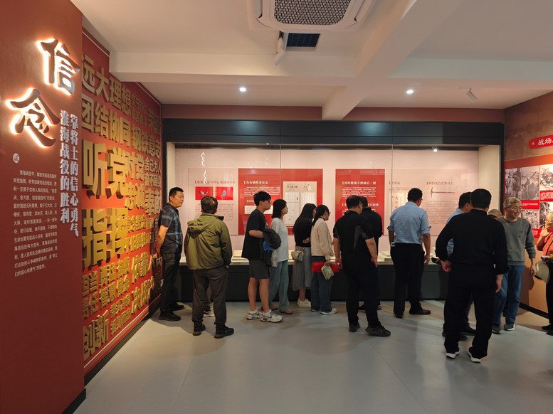 參觀《決勝密碼》主題淮海戰(zhàn)役文物史料展
