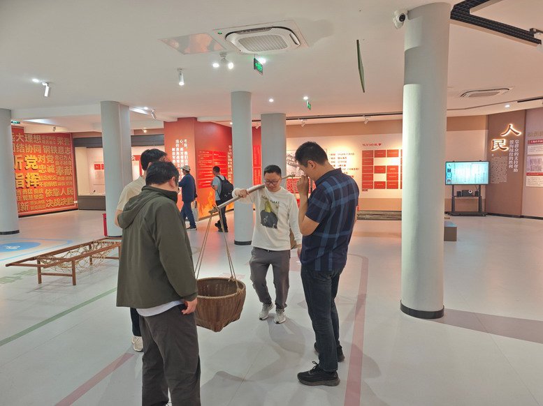 在展館體驗區(qū)體驗支前活動
